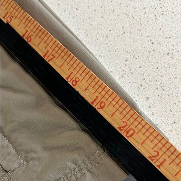 Mountain Hardwear Tan Flat Front Performance Shorts Size 38 - Picture 7 of 10